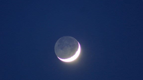 Mond mit Da Vinci Glow am abendlichen Himmel