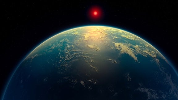 Künstlerische Darstellung des Exoplaneten K2-18b. Sicht auf einen blauen Planeten mit Wolken aus dem All, über dem entfernt eine rote Sonne strahlt.