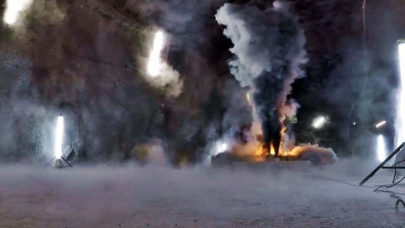 Setzt man die Batterie eines Elektroautos in Brand, entsteht sofort dichter, hochgiftiger Rauch.