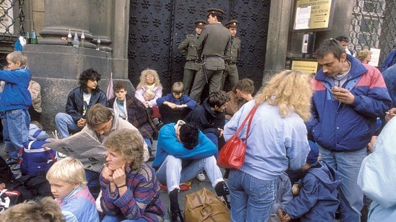 Wartende DDR-Bürger vor der deutschen Botschaft in Prag