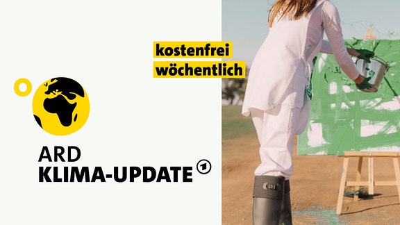 Icon: Symbolischer Newsletter mit Erdkugel-Symbol und Textzeilen. Text: ARD Klima-Update. Kostenfrei, wöchentlich. Foto: Person kippt Eimer grüne Farbe Richtung weiße Leinwand in warmer, trockener Landschaft
