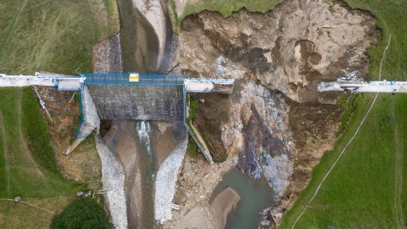 Luftbild eines gebrochenen Damms nach einem Hochwasser